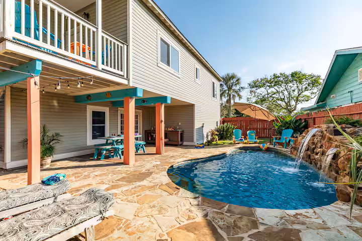 Galveston beach house with a private pool and sunny backyard