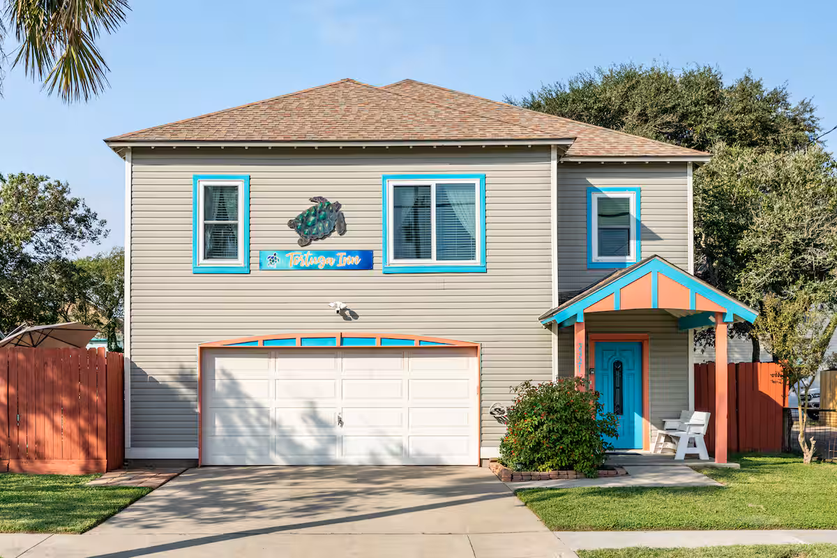 Galveston beach house with a private pool and sunny backyard